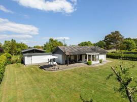 3 Bedroom Stunning Home In Sydals, hotel en Skovmose