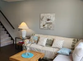 Bright Master Queen Room in London near Western Costco T&T