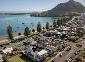 Spacious Retreat Steps to Beach Shops & Hot Pools