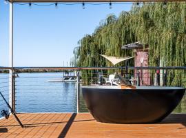The Float Life - Retreat on Murray River, hotel v destinaci River Glen