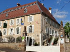 Gîte historique spacieux pour 12 pers, proche nature - FR-1-583-384, hotel v destinaci Mersuay
