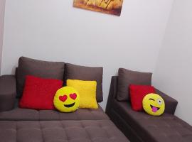 1 Bedroom Cozy Condo Unit with Netflix & Free Wifi in Trees Residences, hotel en Manila
