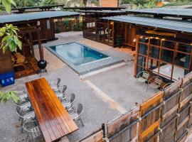 Adirek Pool Villa, acomoda&ccedil;&atilde;o com cozinha em Trang