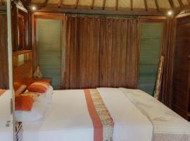Perwira Wood Villa with 2BR Pool&Scenic View, hotel v destinaci Seganteng