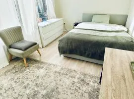 A double bedroom next to zuidplein metro station and Ahoy Arena Available for one person