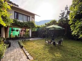 StayVista at Mimani Retreat with Wi-Fi, Heater, casa de campo em Gangtok