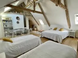 Le Manoir des Doyens Loft - Sleeps 8 - D-Day Museum on-site - Ten Minute Walk to Commonwealth Cemetery!