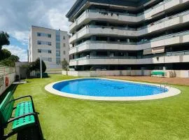 Hermoso piso en un paso de la Playa de Fenals con piscina