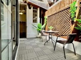 Duplex Garden Villa with Private Courtyard Jing'an Villa Near Metro Downtown Shanghai、上海市のコテージ
