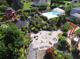 Cottage with large pool Au Jardin Du Levant, hotel en Holving