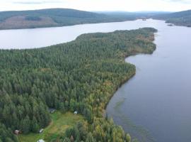 Traditional wooden house at the lake, caba&ntilde;a o casa de campo en Jokkmokk