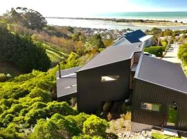 Ocean Views at Rapanui Lodge- 4BR Gem with Parking