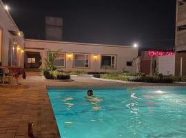 Grand Blu Hotel, hotel com piscina em Hyderabad
