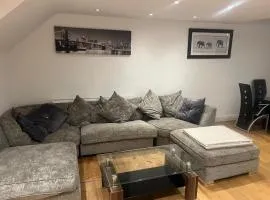 Southgate Home - Sleeps 14 - Parking - Central