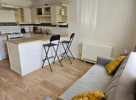 Comfortable Heathrow London Sleeps 4