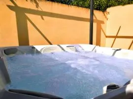 Décompression assurée - Super Calme - Jacuzzi Chauffé à remous - Jardin et Terrasse - Clim - Salle de Jeux avec Fresque Provençale - Grande Piscine Partagée au Sel - Maison spacieuse, tout équipée et joliment décorée - Proche des commodités
