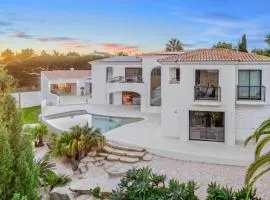 Luxury Sea Views Smart Villa Bliss, 2 Stunning Sea Views, Infinity Pool, Sauna, Gym, Home Cinema, Full Smart Home Technology and Full Privacy