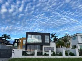 Auckland Luxury Seafront House