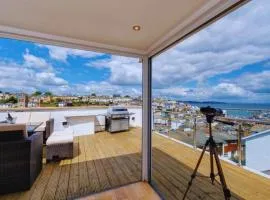 Upper Anzac Sea View Retreat with Roof Terrace in Central Brixham