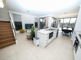 Brand new 5 bedroom house close to Rouse hill, hotel v destinaci Riverstone