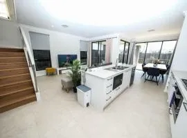 Brand new 5 bedroom house close to Rouse hill
