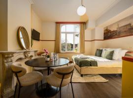 The Queen's Twelve by Romy&Travis, aparthotel v Bruggách