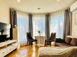 20 minutes to Mel CBD 2 BRs AirCon unit guest house