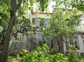 Lotus Garden Hostel Izmir, отель в Измире