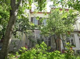 Lotus Garden Hostel Izmir, albergue en İzmir