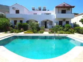 Astra Viollonette- cozy with sea view and shared pool near the beach -BY APOKORONAS VILLAS