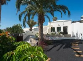 Villa Irene Lanzarote en Costa Teguise en complejo con piscina comunal