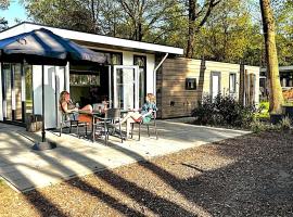 Huisje Bosrijk, met Hottub!, hotel con hidromasaje en Haarle