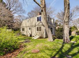 3 Mi to Cape Cod Bay Marshfield Home with Balcony!, hotel i Marshfield