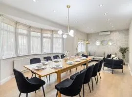 3 Min to Tube Station, Spacious Modern Home Sleeps 12 Adults London