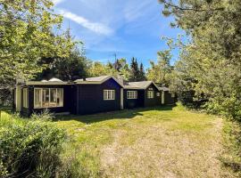 3 Bedroom Cozy Home In Fårevejle, hotel en Fårevejle