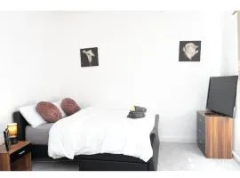 Spacious Pad - Close to Sports Village, Leigh Market, Mesnes Park - Parking - Wifi