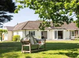 Beautiful 4-Bed Close to South Downs & Goodwood