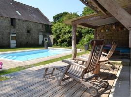 Longère entre mer et campagne avec piscine, hôtel à Pluguffan