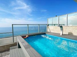 luxury poolside penthouse, hotel v destinaci Aškelon