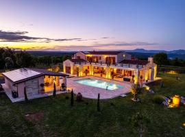 Villa Antea for 10 people near Barban with heated pool 75 m2 - wellness & large garden - full service, Hotel in Hrboki
