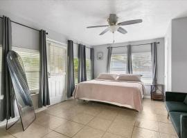 Charming 3 bedroom 2 bath home in Nederland, Hotel in Nederland
