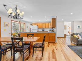 Lovely House 5 Min to Beach with Deck Grill and Garage, puhkemaja sihtkohas Eastham