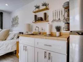 Luxury Tiny Container Home 2mi to Beach Private