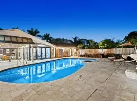 The Creek Resort - Revamped Chic 4BR Haven with Massive Pool, Hot Tub, and Outdoor Space