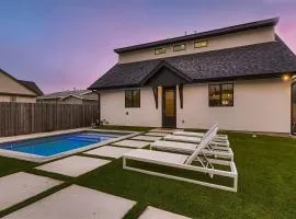 Stunning home - walk to square & heated pool