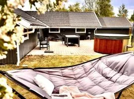 Cozy holiday home - spa, hot tub and play room - close to Marielyst square
