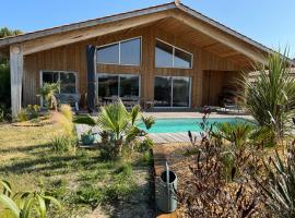 Villa Atlantis en bois, hôtel à Vensac