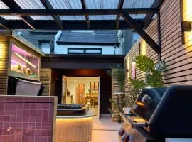 Stylish City Centre Hideaway & Private Hot Tub