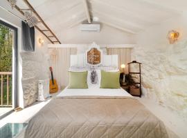 WHome Riverfront Retreat with Exclusive Waterfall Views, chal&eacute; alpino em Bai&atilde;o