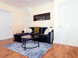 Modern, comfy 2 bedroom House in Hatfield, town centre, free parking, large garden, pet-friendly hotel in Hatfield